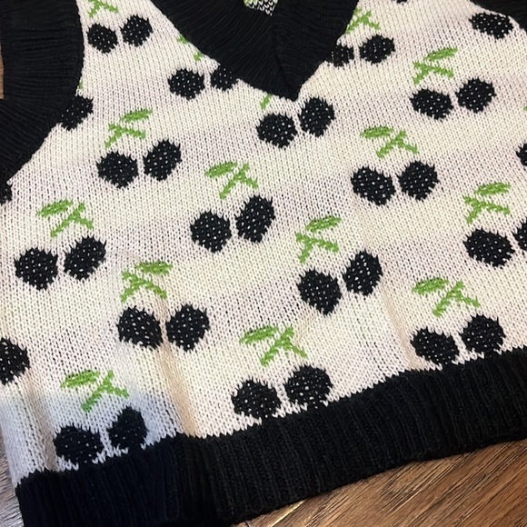 Black Cherry Cropped Sweater Vest size M - Picture 2 of 6
